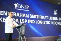 Foto : Ketua BNSP, Syamsi Hari, menyerahkan Sertifikat Lisensi kepada LSP IND Logistik Indonesia  di Bandung, 14 Agustus 2024, sekaligus menandai pengesahan resmi LSP dalam bidang Pos dan Logistik, didukung oleh PT Pos Indonesia dan ASPERINDO. (Doc.Ist)