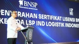 Foto : Ketua BNSP, Syamsi Hari, menyerahkan Sertifikat Lisensi kepada LSP IND Logistik Indonesia  di Bandung, 14 Agustus 2024, sekaligus menandai pengesahan resmi LSP dalam bidang Pos dan Logistik, didukung oleh PT Pos Indonesia dan ASPERINDO. (Doc.Ist)