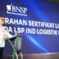 Foto : Ketua BNSP, Syamsi Hari, menyerahkan Sertifikat Lisensi kepada LSP IND Logistik Indonesia  di Bandung, 14 Agustus 2024, sekaligus menandai pengesahan resmi LSP dalam bidang Pos dan Logistik, didukung oleh PT Pos Indonesia dan ASPERINDO. (Doc.Ist)