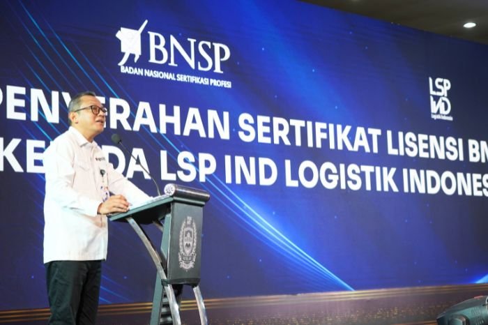 Foto : Ketua BNSP, Syamsi Hari, menyerahkan Sertifikat Lisensi kepada LSP IND Logistik Indonesia  di Bandung, 14 Agustus 2024, sekaligus menandai pengesahan resmi LSP dalam bidang Pos dan Logistik, didukung oleh PT Pos Indonesia dan ASPERINDO. (Doc.Ist)