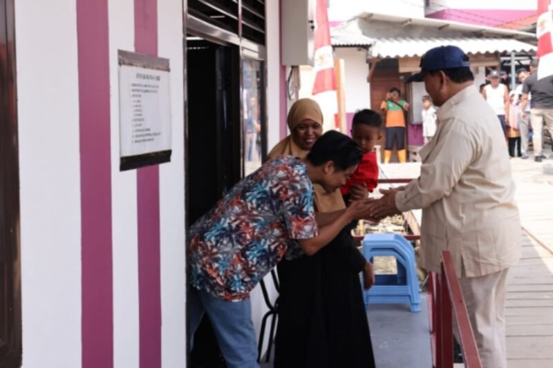 Menteri Pertahanan RI dan presiden terpilih 2024-2029 Prabowo Subianto melihat secara langsung  kawasan rumah apung di Muara Angke, Jakarta Utara yang dibangun atas inisiasinya dengan bekerjasama dengan Universitas Pertahanan, Rabu (14/8/2024). (Dok Tim Media Prabowo Subianto)