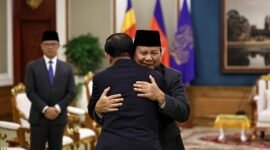 Menteri Pertahanan RI yang juga presiden terpilih 2024-2029 Prabowo Subianto melakukan pertemuan dengan Presiden Kamboja Samdech Akka Moha Sena Padei Techo Hun Sen. (Dok. Tim Media Prabowo)

