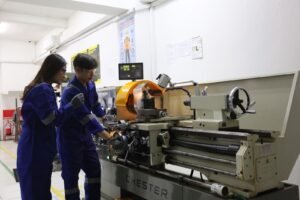 Dokumentasi: Mahasiswa sedang melaksanakan praktikum bubut proses manufaktur di Laboratorium Teknik Mesin untuk memperdalam pemahaman teori.