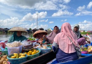 Dok: Dokumentasi observasi lapangan tim riset Universitas Pertamina dalam mengikuti aktivitas harian warga pesisir menggunakan perahu tradisional.