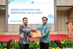 Dokumentasi: Wegik mewakili Universitas Pertamina menyerahkan tanda apresiasi kepada pembicara pada kegiatan Green Chemistry for Industrial Excellence.