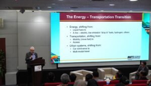Dok: Prof. Marlo memberikan materi megenai integrasi sistem transportasi perkotaan untuk mendukung smart city