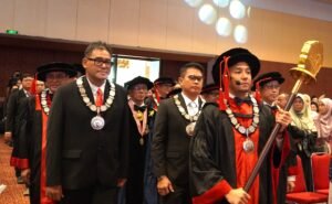 *Foto 1:*Pimpinan Universitas Pertamina bersama Presiden Direktur Pertamina Foundation Agus Mashud S. Asngari dan Direktur Penunjang Bisnis PT Pertamina (Persero) M.Erry Sugiharto dalam acara Wisuda ke-XIV Universitas Pertamina, di Gedung Sasana Kriya TMII, Senin (25/5/2026).