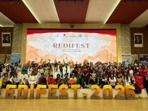 Dokumentasi: Zeffanya Tessalonika Manoppo dan Paskarina Alfalahsea berfoto bersama panitia REDIFEST 2026 setelah sukses menyelenggarakan festival budaya internasional di Universitas Pertamina.